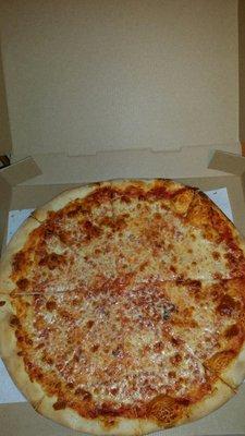 Large Plain Pie. Very Bland and No taste barely any cheese or sauce on thr pizza