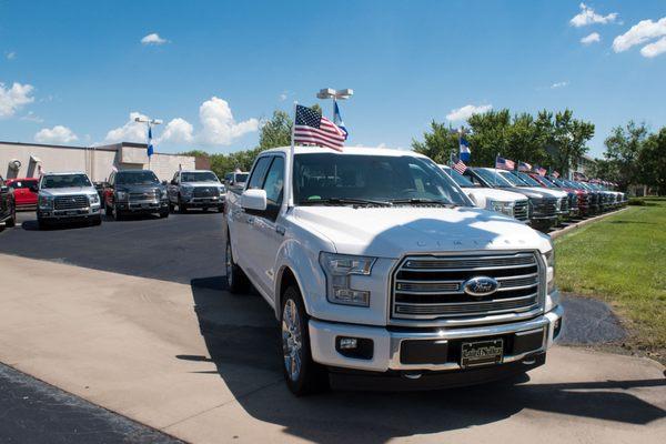 Being the high volume Ford store that we are, it will be easy to find what you are looking for with our 250+ F-150 and Super Duty stock.