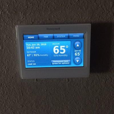 Honeywell 9000 wifi thermostat, able to control your home heating system from your smart phone anywhere in the world, 4" lcd high definition