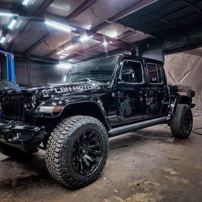 2022 Jeep Gladiator High Altitude. Lift, wheels,tires,retractable bedcover, steering stabilizer, amp steps,spray on bedliner, and mopar mat.