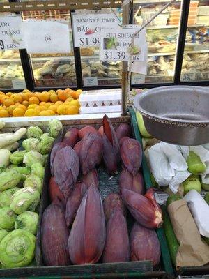 Banana flowers look awesome. I'm curious as to how to cook and eat these. Maybe I'll find out some day and give it a shot.