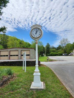 An Electric Windsor clock in Stecoah Valley, North Carolina.