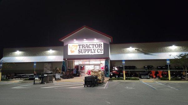 Tractor Supply staff are very helpful. The staff we talked to had experience in arborist.