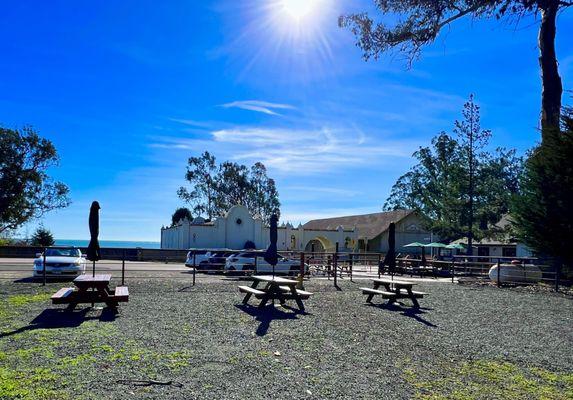 Tons of picnic tables - surrounded by fantastic ocean or Mountain Views!