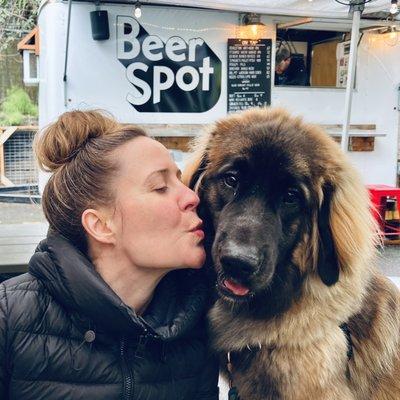 Greta the pup getting a kiss at Beer Spot!