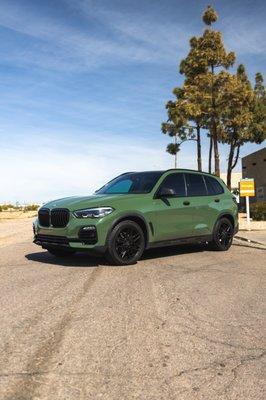 BMWx5 wrap military green and chrome delete