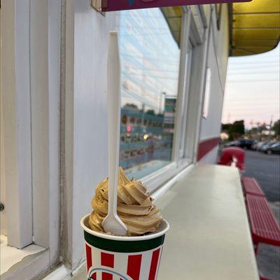 Coffee soft serve with cookie and crème icee.