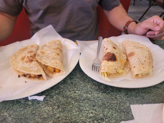 Papa con chorizo tacos y taco de  salchicha huevo y queso.