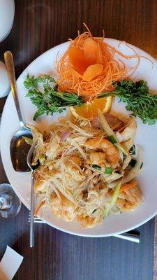 Rice noodle with chicken and shrimp.