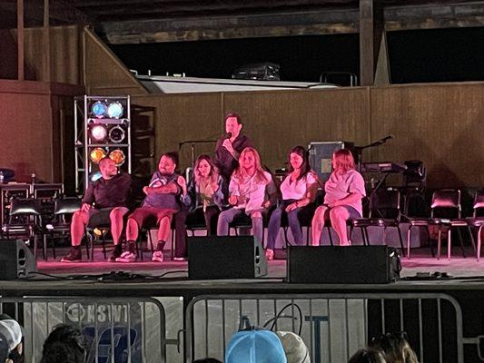 Tyzen performing hypnosis comedy at the 2022 Yuma County Fair.