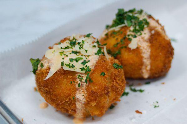 Fried mac and cheese bolas (ig: foodsmiami)