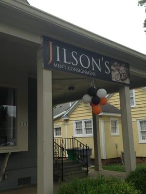 The exterior of Jilson's. We're located in a quadraplex in the bottom, right unit.