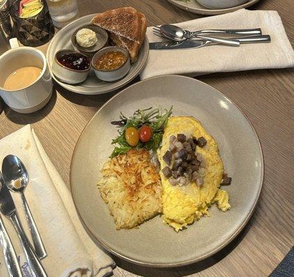 Brisket omelette with hash browns and toasted bread