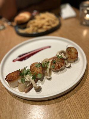 Scallops - looks pretty, but the food was :/