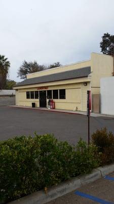 Laundromat in CA plaza same parking lot as store