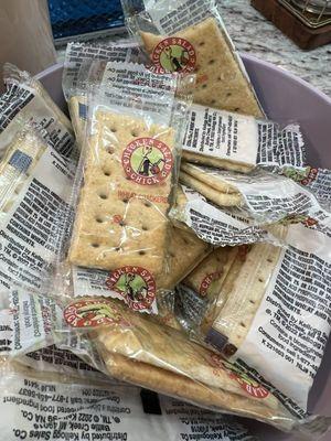 Look how cute their crackers are.