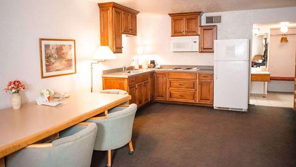 MH WayfarerInn Woodward OK Guestroom RoomKingSmokingKitchenette