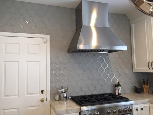 Beautiful backsplash tile: consists of gloss and matte finish glass tiles