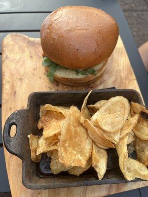 Bison burger with chips