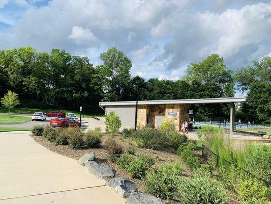 Parking right by bball and pickleball court as well as restroom. Covered seating with tables by the restrooms.