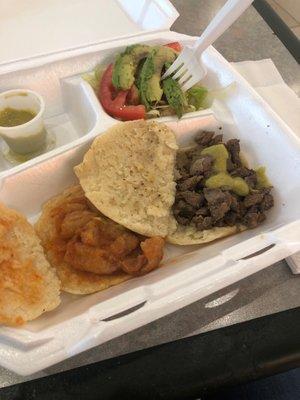 Gordita de chicharrón y bistec.