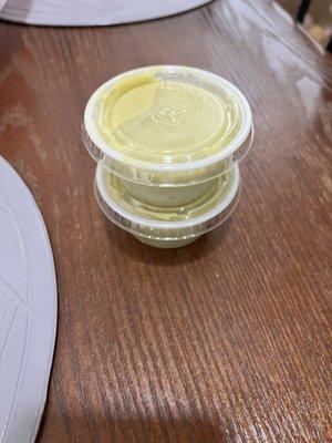 Te dan una miseria de salsa, esto me dieron para 11 pupusas, no se vayan a quedar pobres