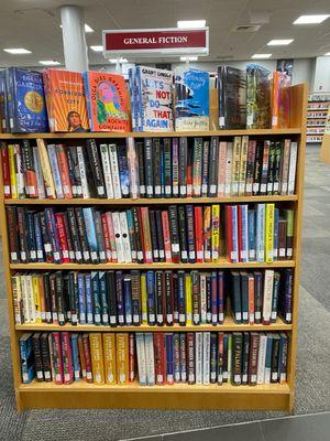 Plenty of book gondolas throughout the library featuring the latest published books.