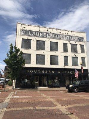 Exterior View of Southern Antiques and Gifts