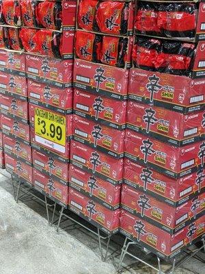 Yes, they have Nongshim Shin Ramen at El Super. No, I wouldn't have guessed this was El Super if not for the price tag