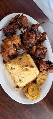 Fried chicken chunks, rice with gandoles and tostones