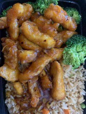 C10. General Tso's Chicken lunch combo. Came with egg roll.