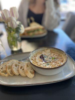 skillet mac and cheese & turkey club