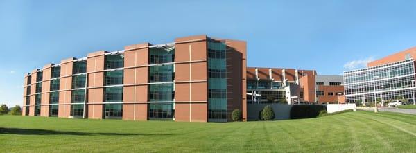 Patient tower on the left, Outpatient Surgical Services entrance in the middle, Cancer Center on the right.