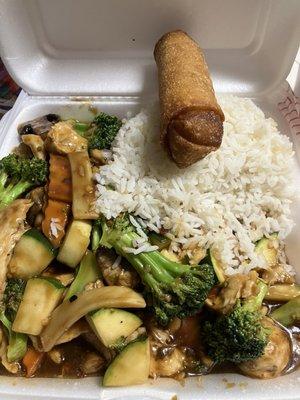 Hunan chicken (no onion) comes with eggroll