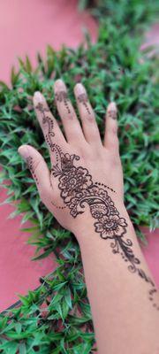 I went to this place to get a Henna tattoo and I loved the results, they were very attentive and kind. I loved it, thanks to Aasha