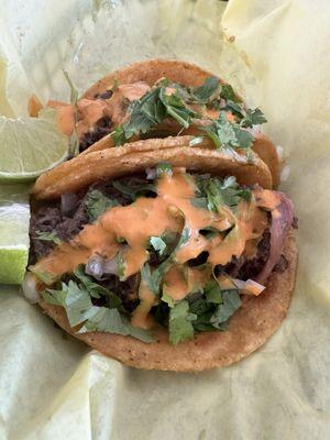 Tacos de barbacoa con verduras (with everything)