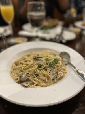 Spaghetti with Alfredo sauce and mushroom