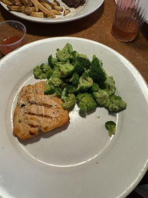 Grilled salmon and broccoli