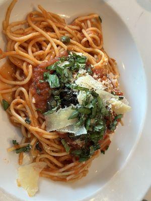 Spaghetti with black olives and capers - crossings