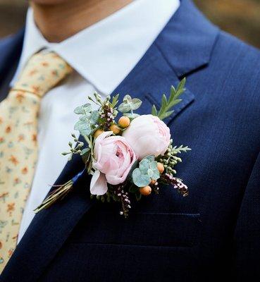 Groom boutonniere to match bridal bouquet (Photo by Bri Johnson Weddings)