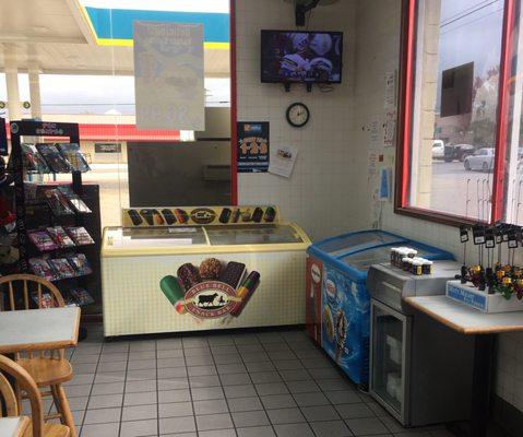 Little seating area where you can watch your favorite Texas / SouthWest team play on the tv while you enjoy a cup of pecan coffee!