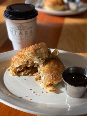 Steak & kidney meat pie, chutney & Maple Miel Latte