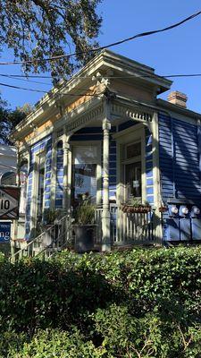 Beautiful garden district location