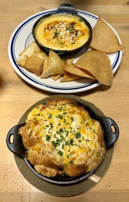 Queso fundido + monkey bread