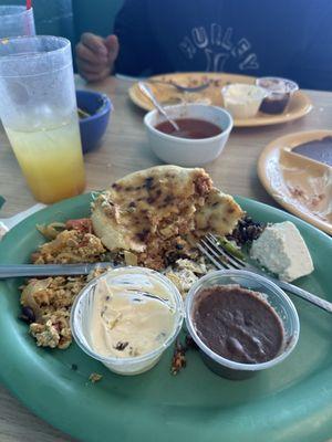 Desayuno and 2 Pupusa Combo