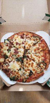 Small cauliflower crust spinach with one side having bacon.  Delish!