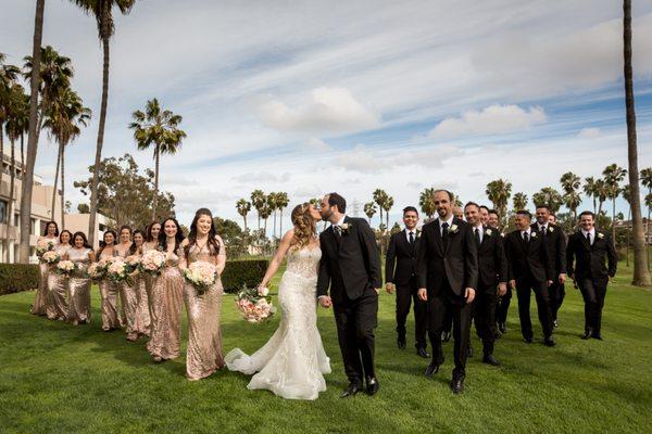 Creative way to get 20 person bridal party in one shot! EPIC!