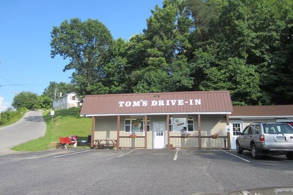 Tom's Drive-In - Exterior