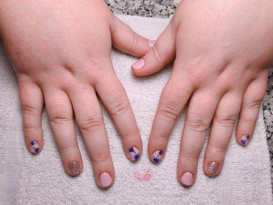 Cute floral gel nails done by kristy