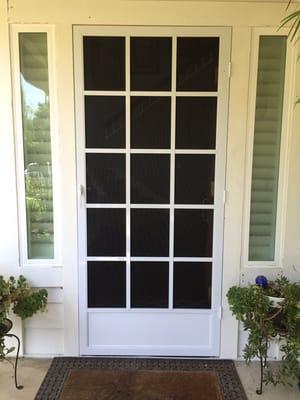 Swinging screen doors